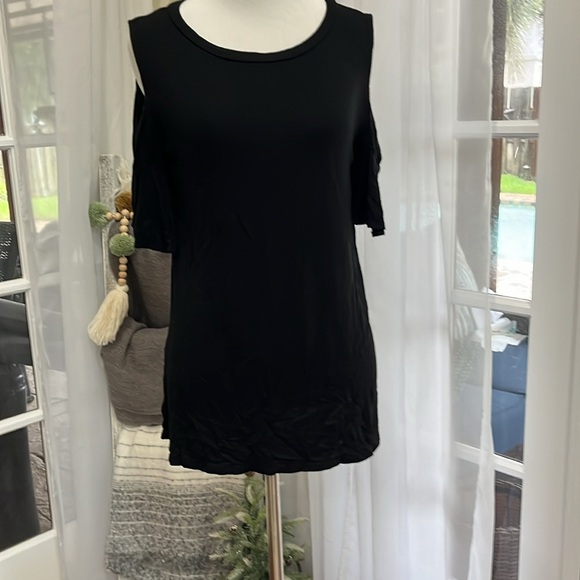 Black cold shoulder top Sz small - Picture 3 of 4